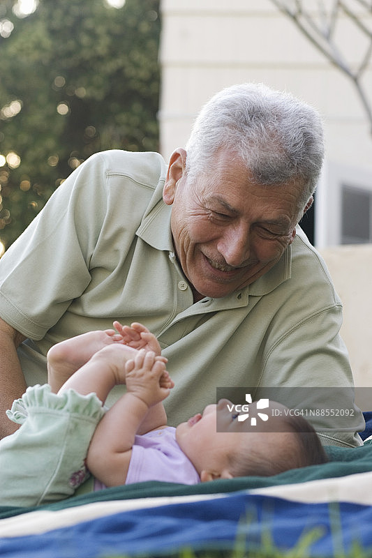 祖父和女婴的欢笑瞬间图片素材