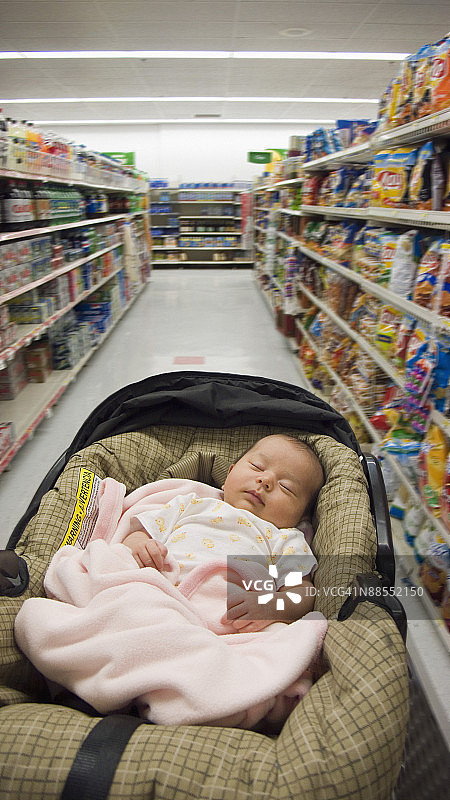 在杂货店汽车座椅上睡着的女婴图片素材
