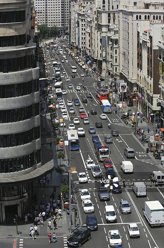 西班牙马德里格兰大道高峰时段的交通拥堵图片素材