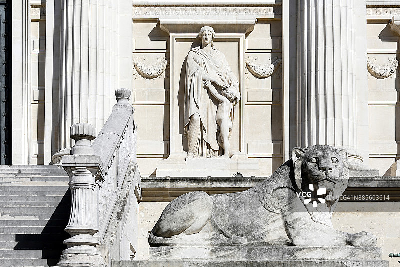 巴黎第一区：巴黎司法宫外墙与雕像图片素材