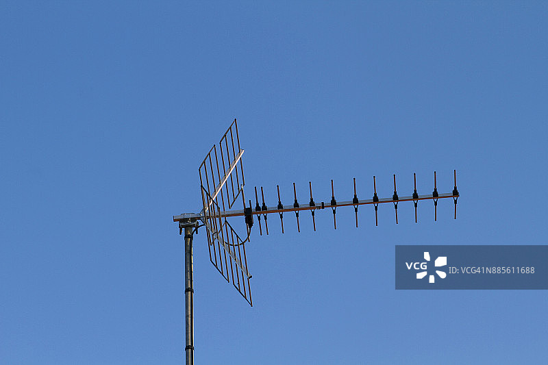 蓝天下的电视天线图片素材