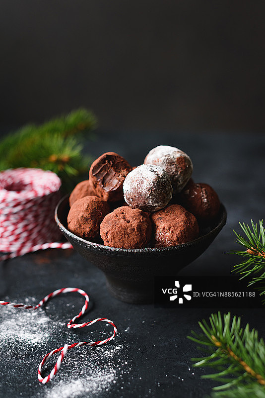 黑碗里的自制巧克力松露图片素材