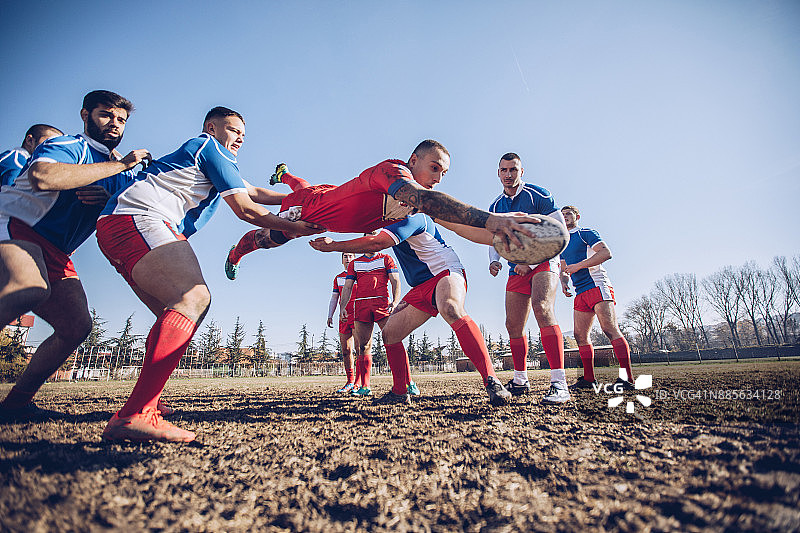 阳光明媚的橄榄球比赛日图片素材