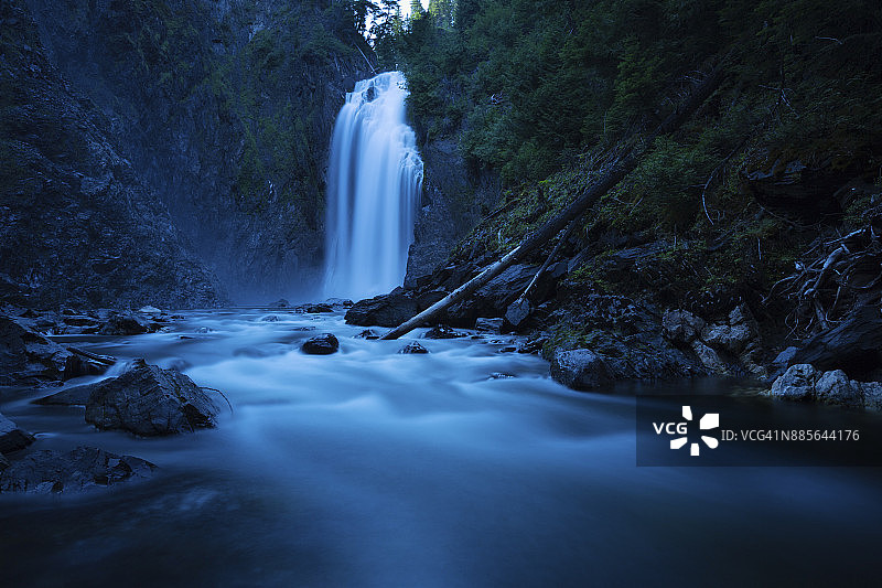 加拿大不列颠哥伦比亚省，威尔斯格雷省立公园的欺骗瀑布图片素材