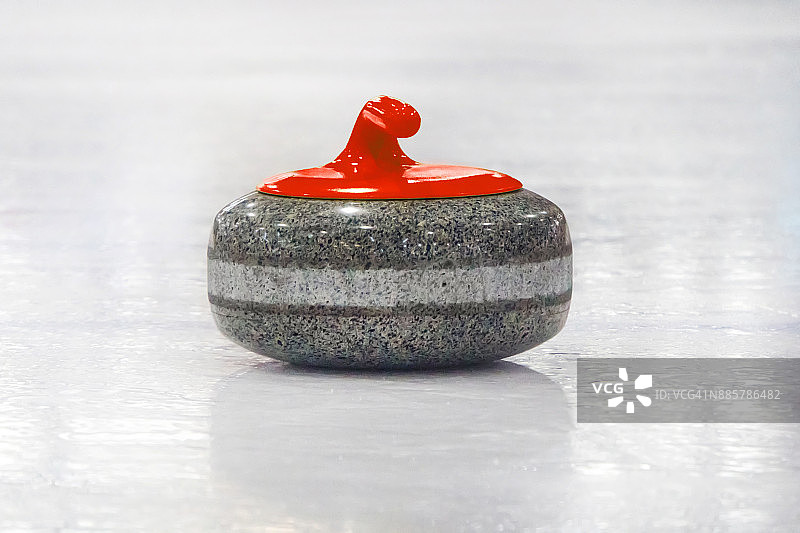 排列在运动场上的冰壶石图片素材