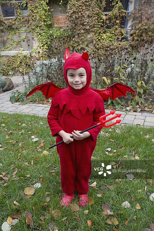 穿着恶魔服装的儿童图片素材