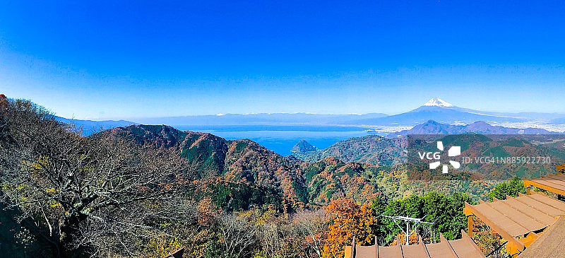 从伊豆之国山观赏富士山和骏河湾全景图片素材