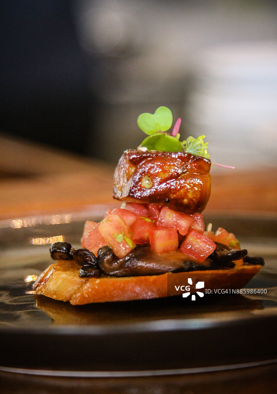 鹅肝照烧意式烤面包图片素材