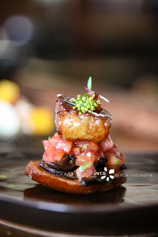 鹅肝照烧意式烤面包图片素材