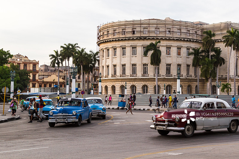 国会大厦旁的老爷车图片素材