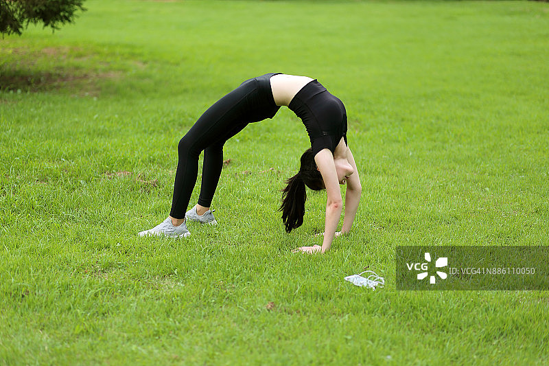 做瑜伽的女人，轮式向上图片素材