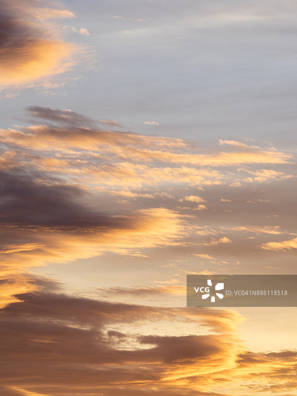 日落时瓦伦西亚天空中云朵的低角度视图图片素材