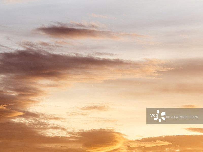 日落时瓦伦西亚天空中云朵的低角度视图图片素材