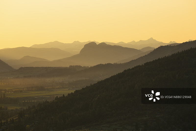 加拿大不列颠哥伦比亚省科德斯特里姆山谷，莫纳希山脉日出图片素材