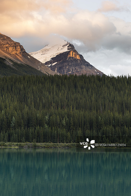 加拿大不列颠哥伦比亚省幽鹤国家公园瓦普塔湖的日落图片素材