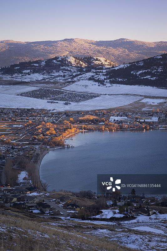 加拿大不列颠哥伦比亚省奥卡诺根湖金海滩的最后一缕阳光图片素材