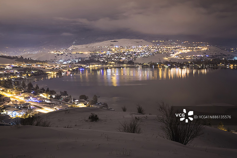 加拿大不列颠哥伦比亚省，弗农和科德斯特里姆的卡拉马尔卡湖观景点冬季雪景图片素材