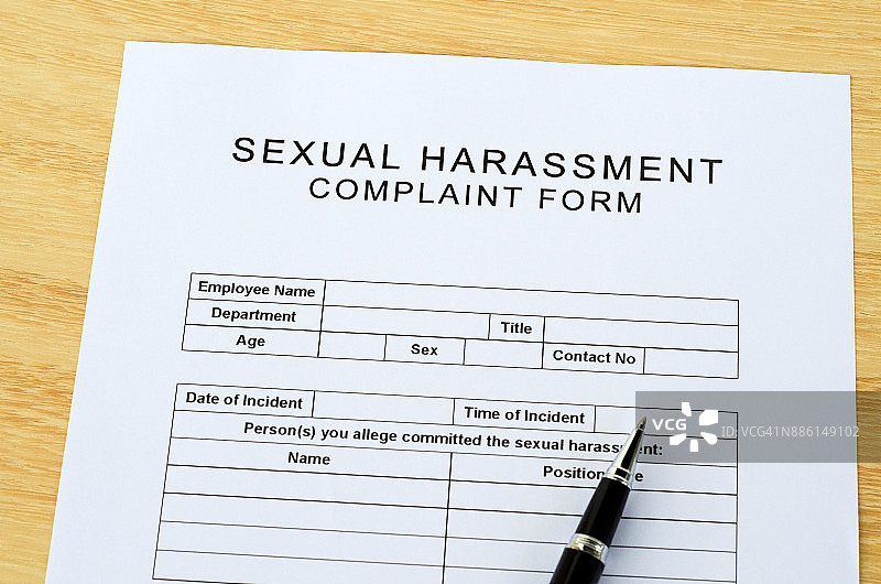 空白的骚扰申诉表和笔图片素材