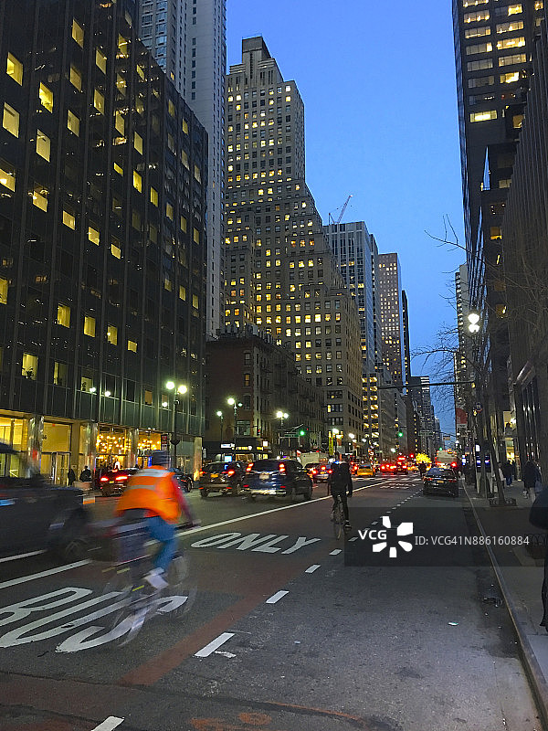 纽约市第三大道上的自行车手暮色景观图片素材