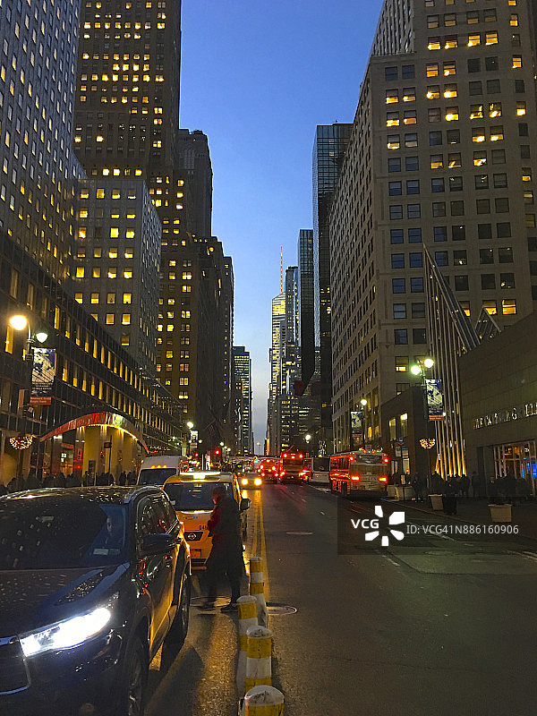 纽约曼哈顿中城东42街的黄昏景色图片素材