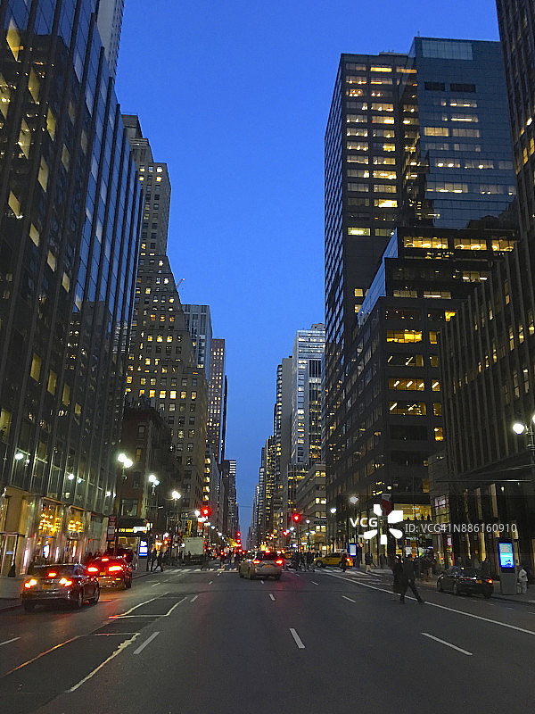 纽约曼哈顿中城第三大道北向黄昏景色图片素材