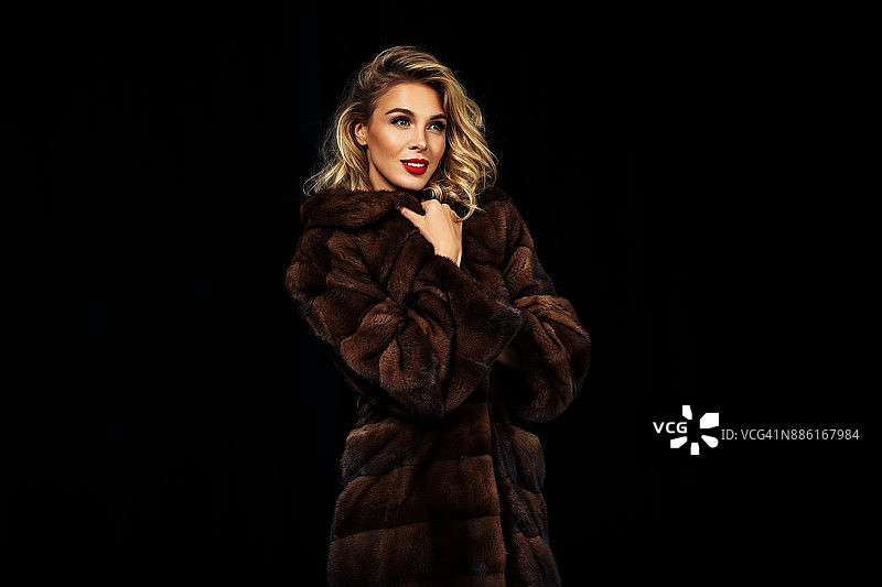 身穿皮草外套的时尚模特图片素材