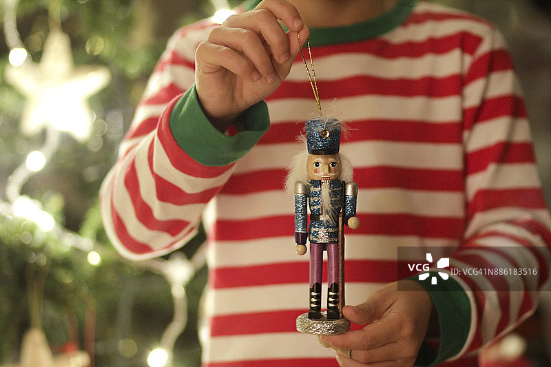 拿着胡桃夹子的小手图片素材