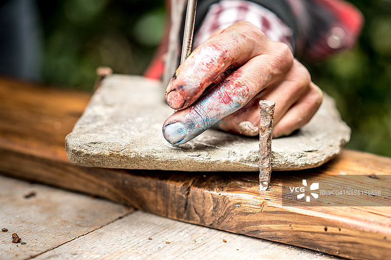 中年艺术家雕塑作品图片素材
