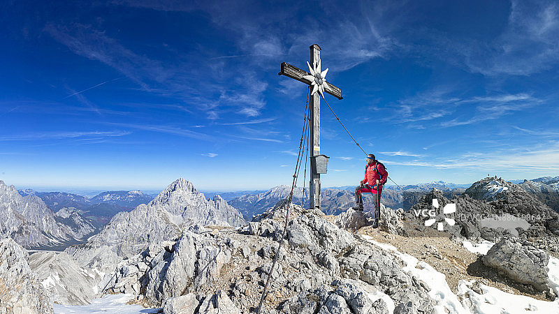 登山者在大Hundstod山顶峰十字架处-贝希特斯加登国家公园图片素材