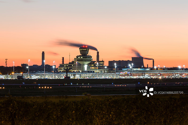 柏林-泰格尔机场（TXL）日落景色 (德国柏林-赖尼肯多夫)图片素材