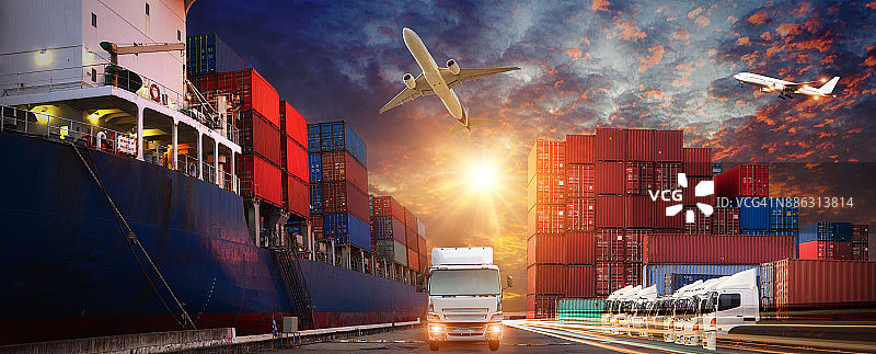 物流与运输的集装箱货轮和货机与工作起重机桥在日出船厂，物流进出口和运输行业背景图片素材