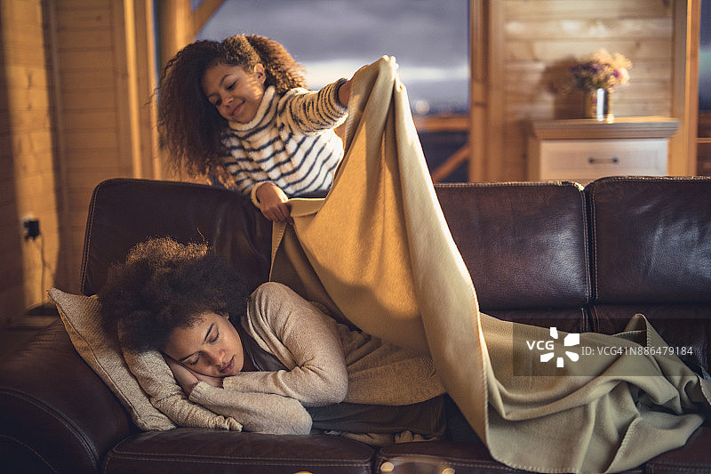 睡眠中母亲的守护图片素材