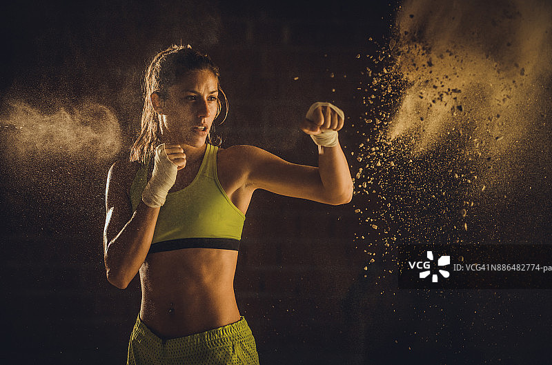 在拳击训练中，摆出战斗姿势的健壮男人图片素材