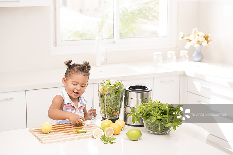 准备新鲜柠檬水的小女孩图片素材