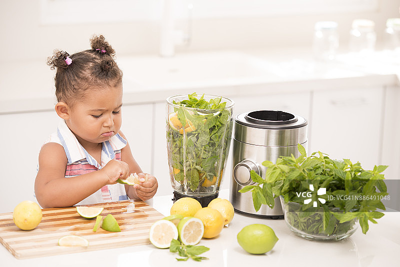 准备新鲜柠檬水的小女孩图片素材