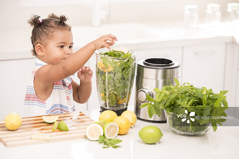 准备新鲜柠檬水的小女孩图片素材