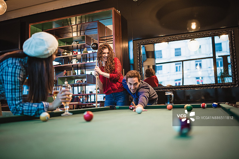 朋友们在酒吧玩斯诺克图片素材