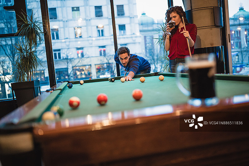 一起享受台球游戏的年轻快乐夫妇图片素材