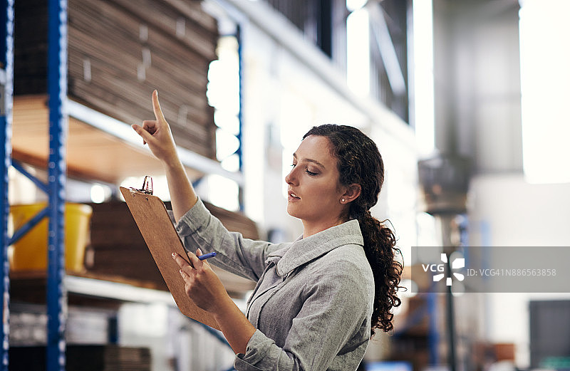 她总是仔细检查库存图片素材