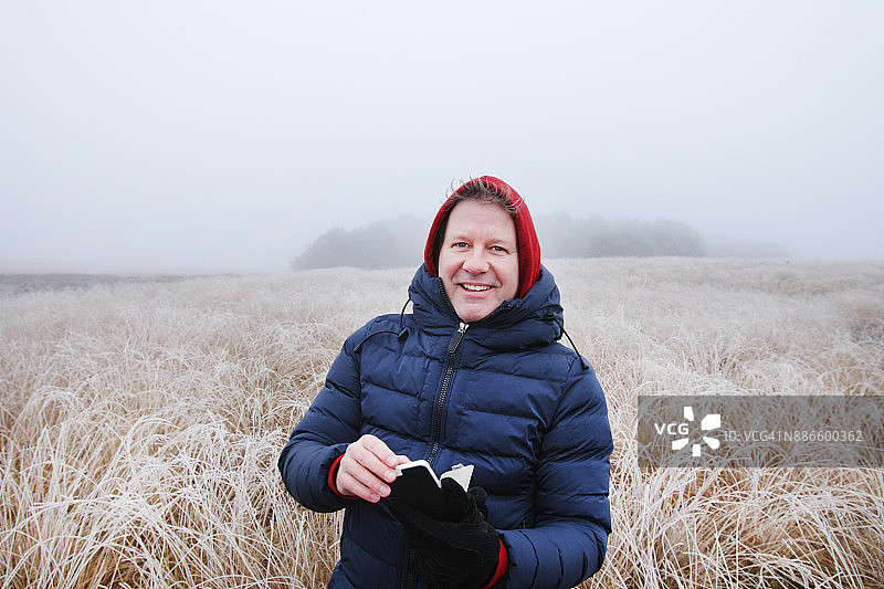 在荷兰享受秋天的游客图片素材