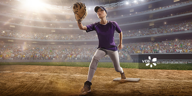 专业赛场上的垒球女选手图片素材