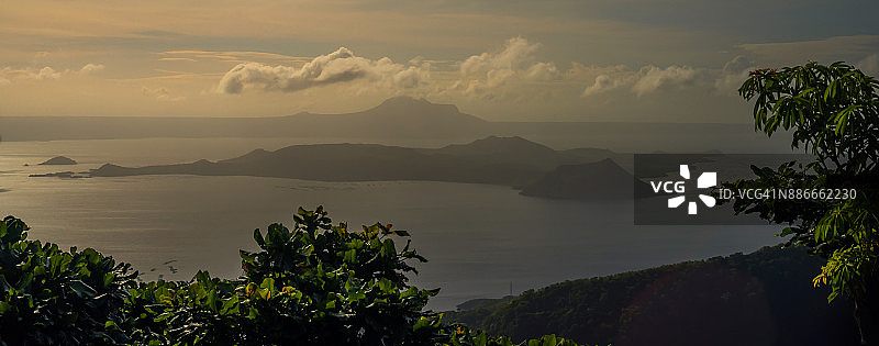 湖中火山图片素材
