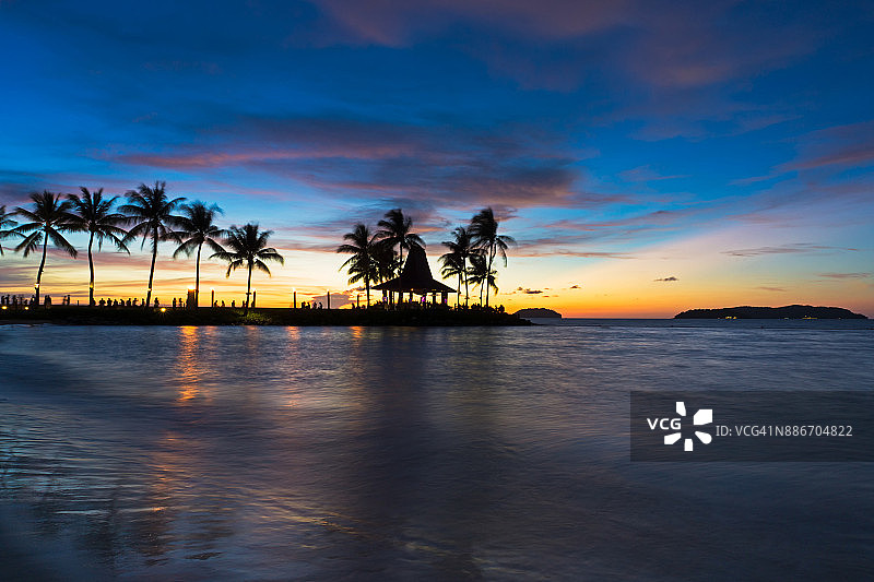 亚庇丹绒亚路海滩的迷人日落图片素材