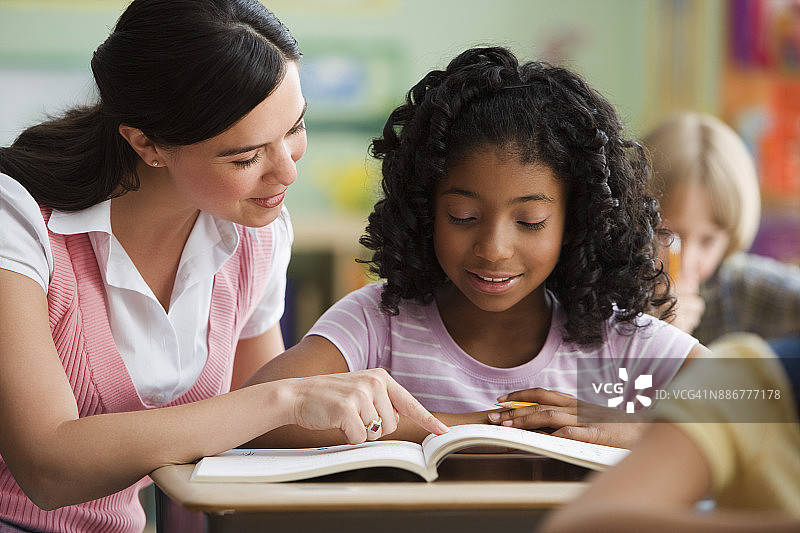 老师在教室里帮助学生图片素材
