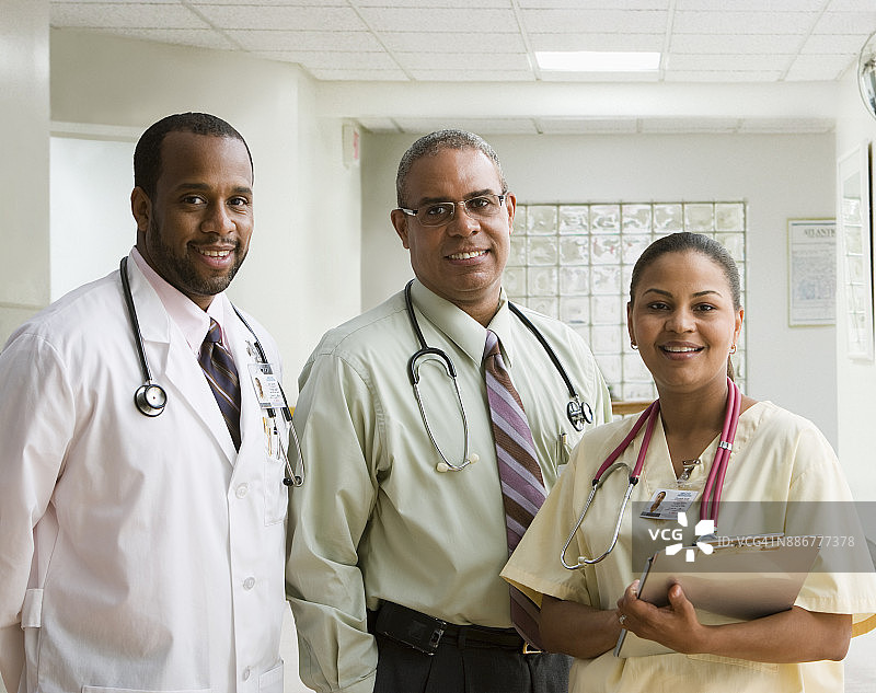 医务人员查看病人图表图片素材