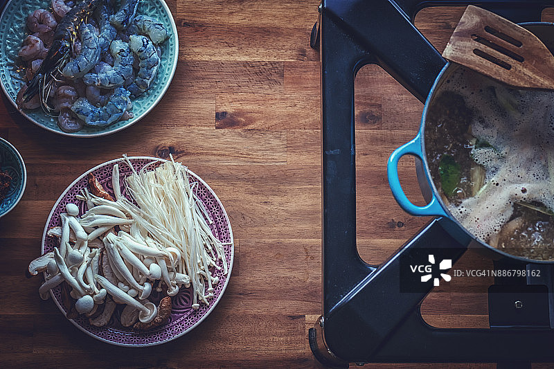 制作泰式冬阴功汤图片素材