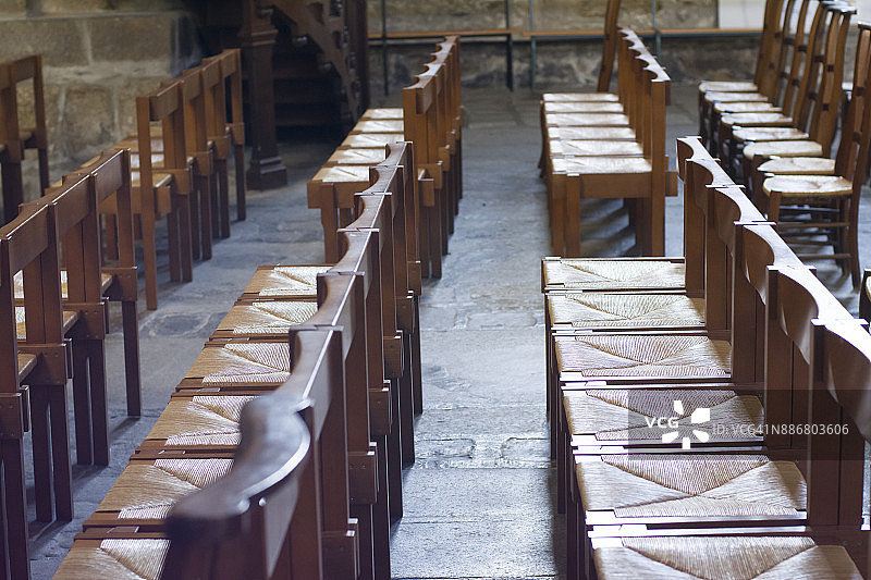 老教堂内的木椅图片素材