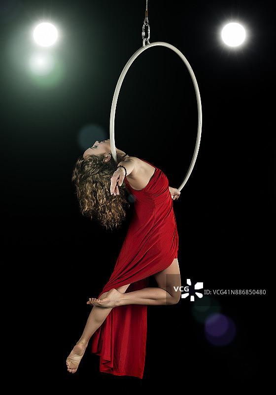 身穿红色连衣裙的空中舞蹈女演员图片素材