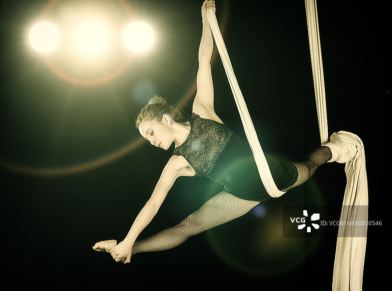 空中舞蹈演员丝绸表演图片素材