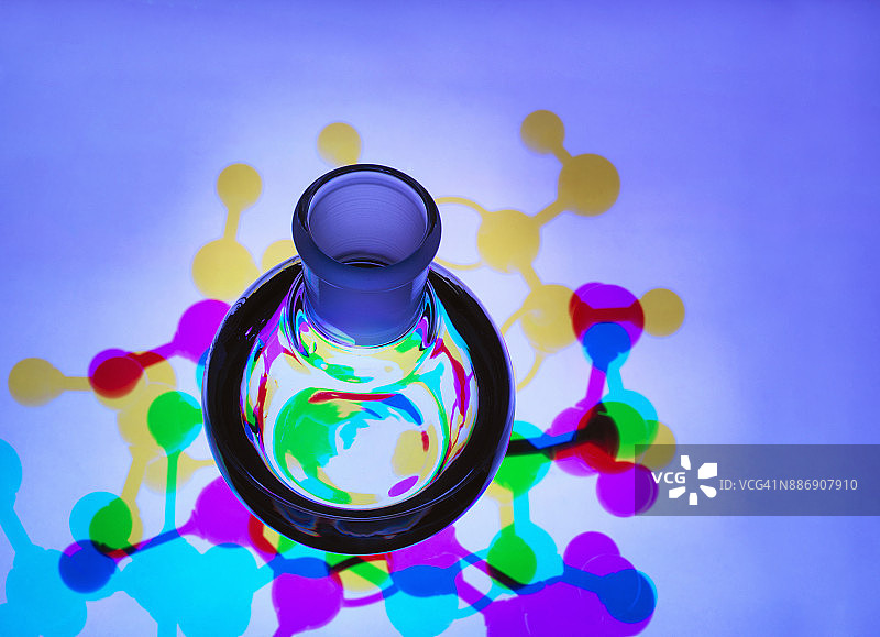 含有化学式的实验室烧瓶与分子结构背景——科研图示图片素材